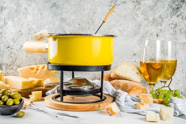 o que comer com fondue de queijo