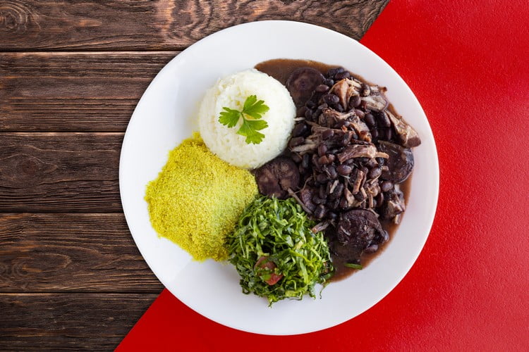 qual salada combina com feijoada