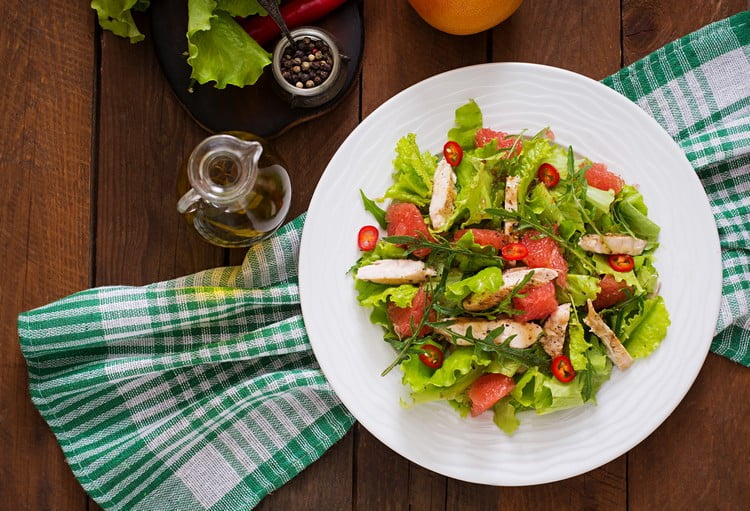 saladas para acompanhar panquecas