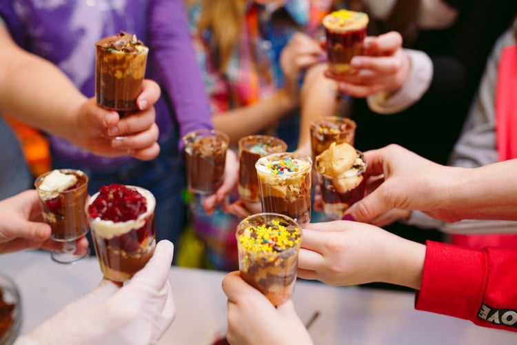 o que servir em festa infantil gastando pouco bolo no pote