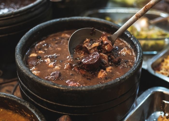 como deixar a feijoada bem preta