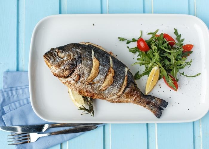 Quanto tempo leva para assar um peixe no forno