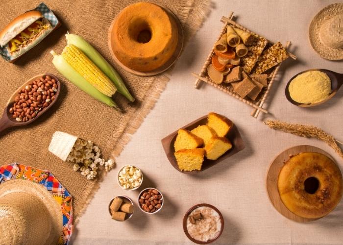 Mesa de comida de festa junina