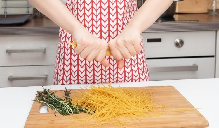 Quebrar o macarrão para cozinhar