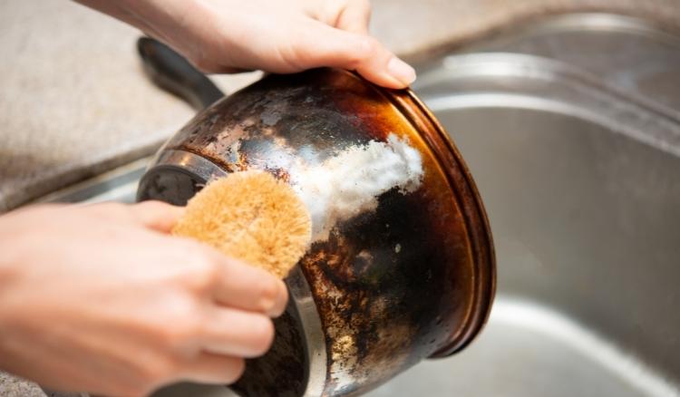 como tirar crosta de gordura da panela de alumínio