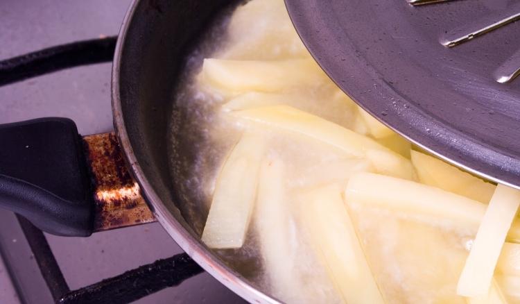 Precisa descongelar a batata para fritar