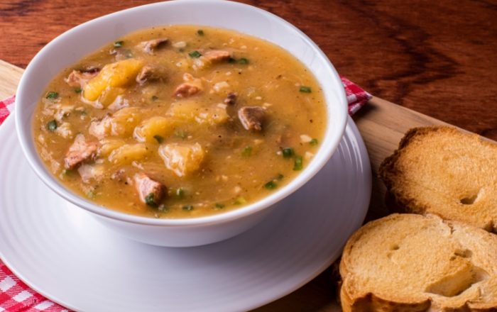 Caldo de costela com mandioca