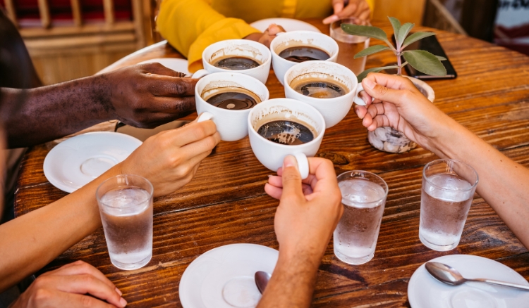 POR QUE servem água com gás junto com CAFÉ