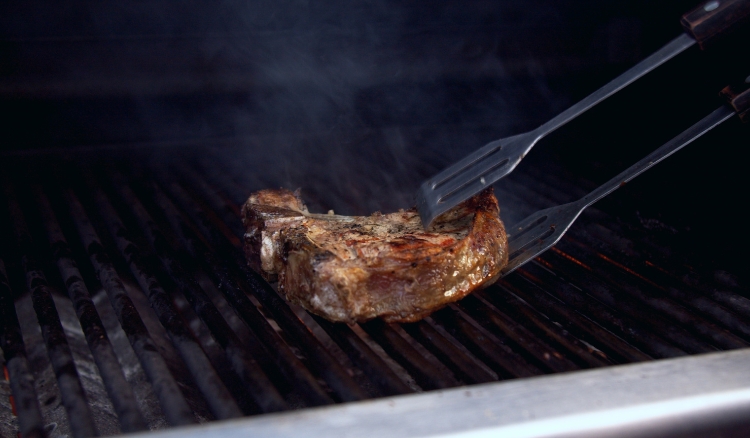 Ficar virando a carne enquanto assa ou cozinha