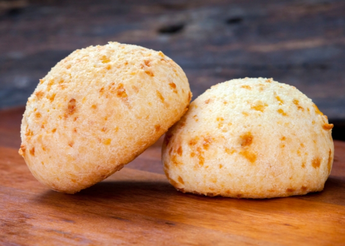 Como assar pão de queijo congelado no fogão