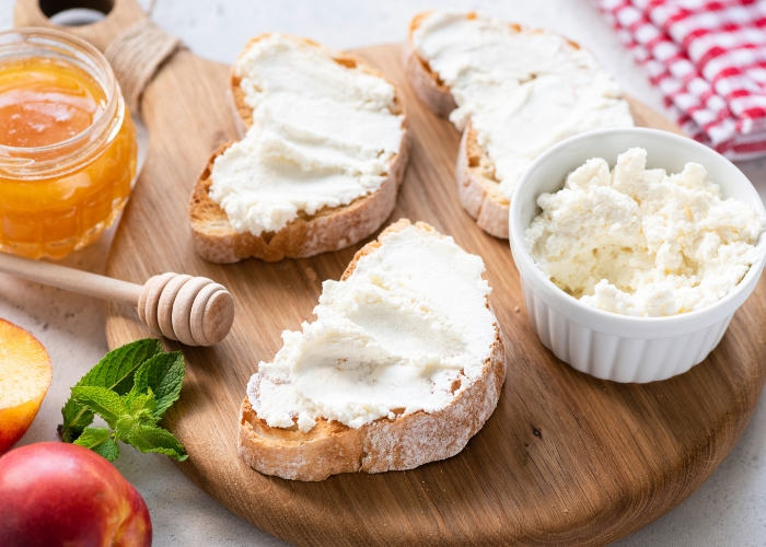 Como comer ricota com pão