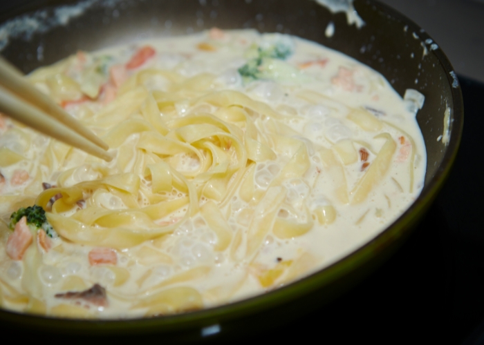 Molho branco simples para macarrão com creme de leite