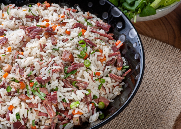 Arroz carreteiro combina com qual salada