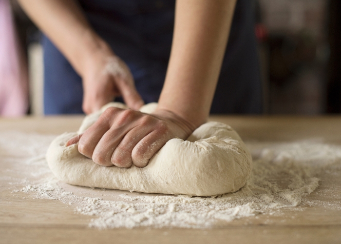 Como sovar massa de pão