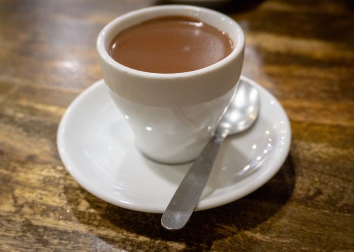 Aprenda a engrossar chocolate quente