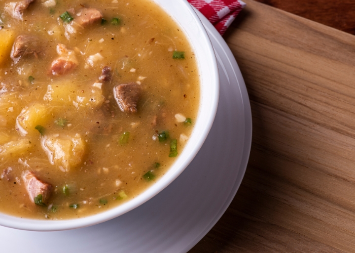 Caldo de mandioca para 100 pessoas