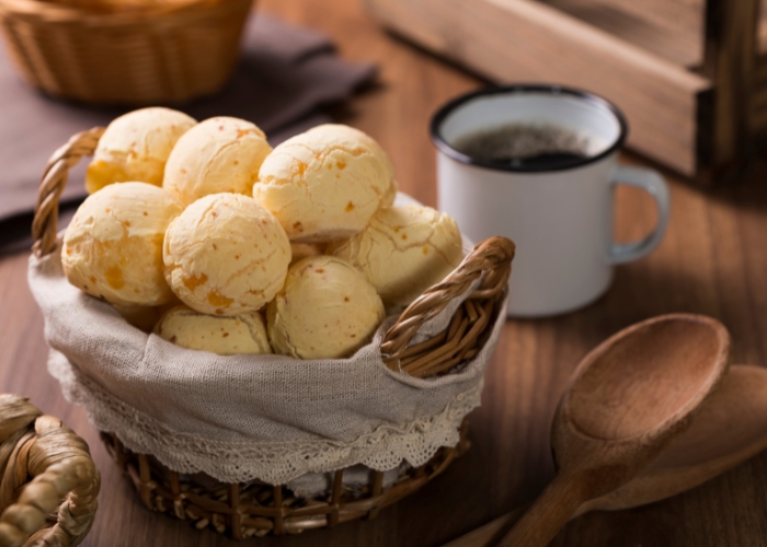 Como fazer pão de queijo com massa pronta