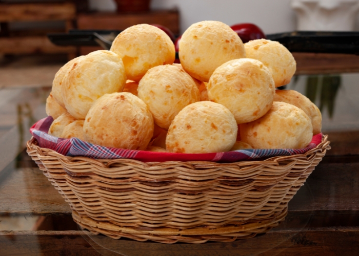 Como fazer pão de queijo de massa pronta