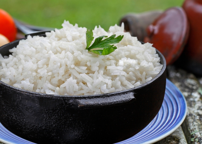 Como fazer arroz soltinho com gosto de alho