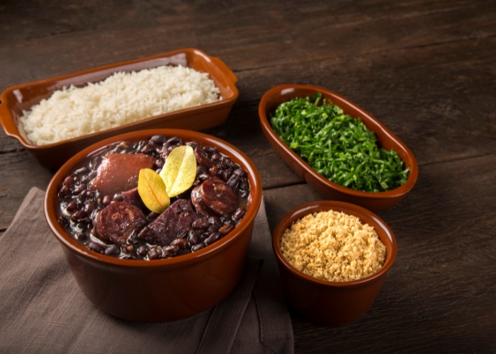 Acompanhamentos para feijoada para 200 pessoas