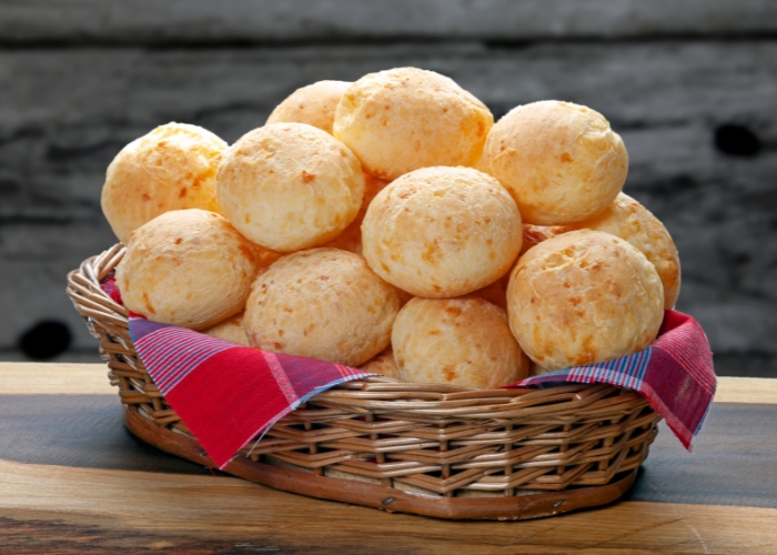 Para assar pão de queijo precisa untar a forma