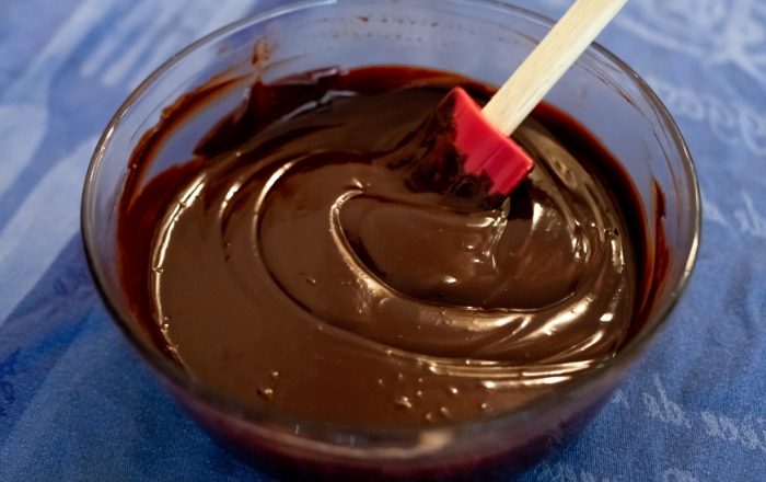 Qual a proporção de chocolate e creme de leite para ganache