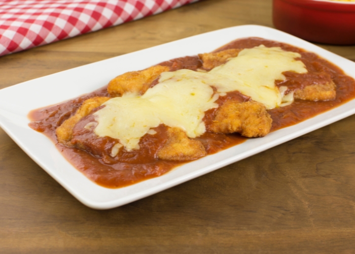 Qual salada servir com bife à parmegiana